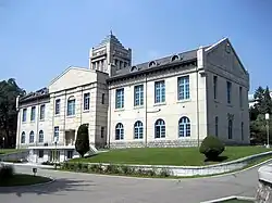 A white building with the entrance located in the center