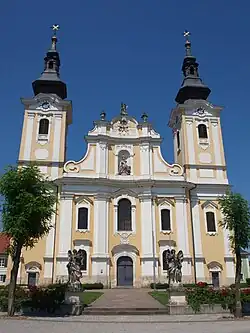 The namesake Catholic Pfarrkirche church, Hl. Veit.