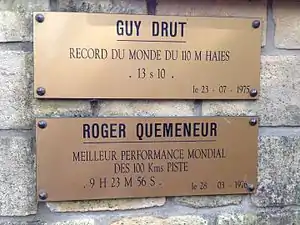 Plaque commémorant les records de Guy Drut et Roger Quemener