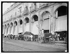 Vendors along Calle Galiano.