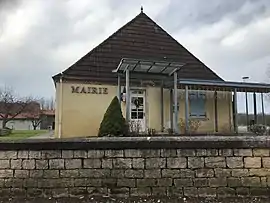 The town hall in Pleure