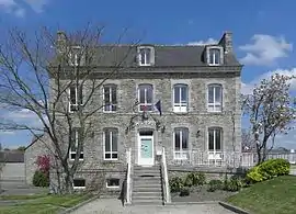 The town hall in Plumaudan