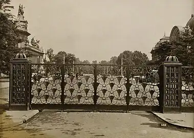 The papyrus flower – Porte d'honneur, at the International Exhibition of Modern Decorative and Industrial Arts in Paris, by Edgar Brandt (1925)