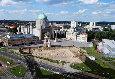 View over the empty Old Market in 2007 with the reconstructed Fortuna Gate