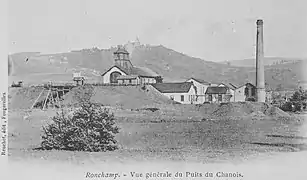 Overview of the shaft at the start of its activity, with the emerging slag heap and Bourlémont hill in the background.