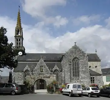 The parish church, the "Porte triomphale" and the calvary of the enclos paroissial,