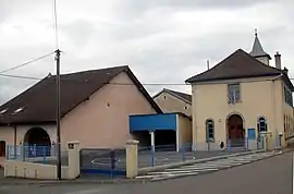 The town hall and school in Raynans