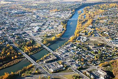 The Red Deer River flows through the city of Red Deer, AB, situated  south of Edmonton and north of Calgary, approx. 150 km (93 miles, or 90 minutes‘ drive) each way.