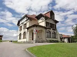 The town hall and school in Reillon