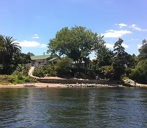 Houses on the bank of the Waikato River