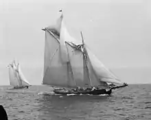 gaff rigged schooner with broken foretopmast