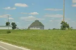 Round barn west of Pittsfield