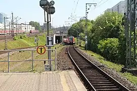 a train entering the tunnel S-Bahn-Tunnel Frankfurt Stresemannallee on its way to 'Südbahnhof and the trunk tunnel