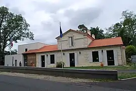 The town hall in Sadirac