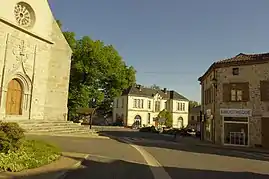 The centre of the village with the church, the town hall and the library