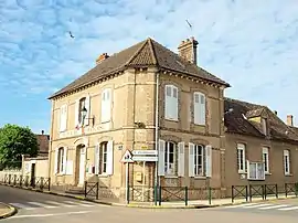 The town hall in Saint-Sérotin