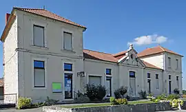 The town hall and school in Savignac-sur-Leyze