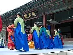 Models of gungnyeo, lady-in-waiting in green dangui