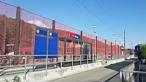 Single side platform next to railway track