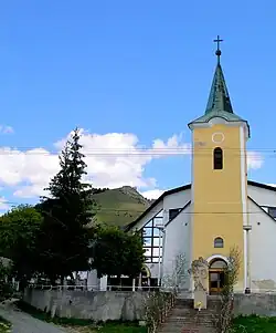 The village church with ruins of Kamenicky hrad in the background.