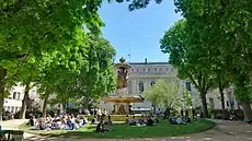 Fontaine Louvois in the middle of Square Louvois in the end of May, seen from the West entrance on Lulli street