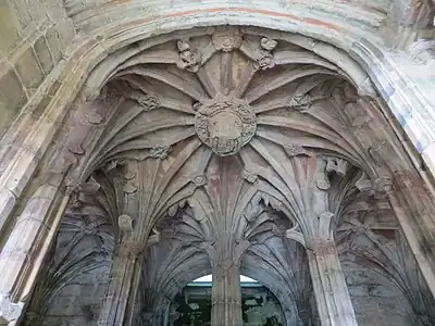 Vaulted ceiling above the well basin