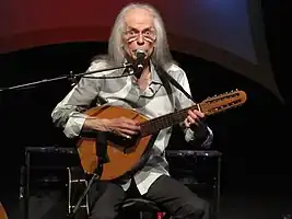 Howe performing on a Spanish laúd in 2015