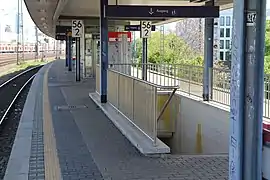 platform with distance signs for S-Bahn  3688 F-Südbahnhof – Darmstadt, looking east