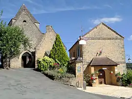 The church, museum and town hall in Tamniès