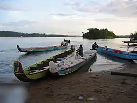 Canoe taxis at Apatou