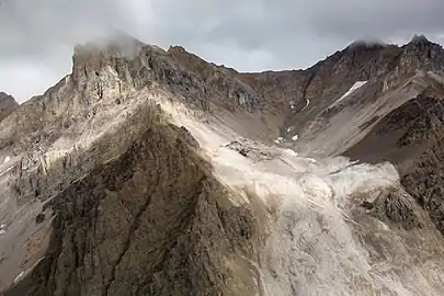 Jumbo Mine ruins in bullseye, summit in upper right.