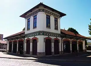 The Market square's wall towers (1904) were designed by architect Ventura Terra