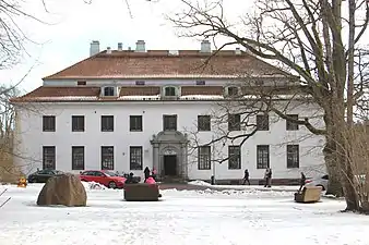 Träskända manor [fi] in Kirkkonummi together with Bertel Liljequist [fi], built in the 1920s