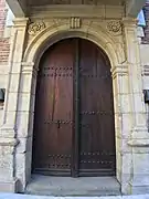 Door of the Hotel d'Ulmo under the canopy (17th century or between 1526 and 1536).