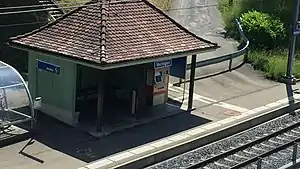 Roof-covered shelter