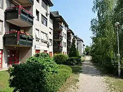 Between 1987 and 1989, four-story Panelház with tiled roofs were built in the Vizafogó housing estate