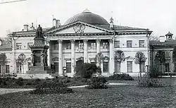 Monument to Sir James Wylie in front of the Imperial Military Medical Academy, 1914