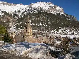 The church and surrounding buildings in Vallouise, in winter