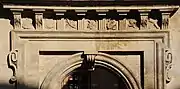 Hôtel du Vieux-Raisin: frieze of metopes.