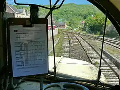 Vue du poste de conduite vers l'avant de l'autorail coté moteur.