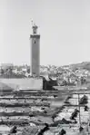 Rooftop view of the Kissaria in 1932, with reed roofs over the streets. The Zawiya of Idris II stands in the background.