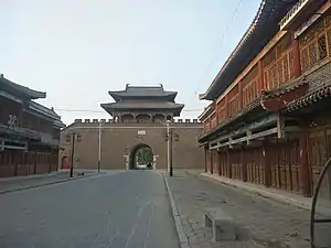 十里宋街和州城城门。州城于公元1000年始建，抗战后扒毁，图中城门城墙皆为现代重修。