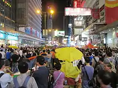 旺角佔領區人民力量陣地（第二時期），在亞皆老街以南，彌敦道東亞銀行、旺角銀行中心之間。快必譚得志演講，萬人空巷。2014年10月21日。