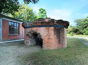 煙囪基座，過去為排放廢氣而興建36.3公尺的煙囪，約為1918年（大正7年）完工。後在1982年停止運作因失修拆除。