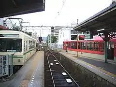 叡山電鐵出町柳車站內。左為往八瀬比叡山口車站，右為往鞍馬車站的「Kirara」。