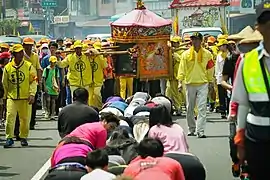 恭迎媽祖，鑽轎腳，祈神恩降臨。