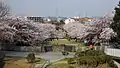 近邊有多摩中央公園、鶴牧東公園、鶴牧西公園、奈良原公園等大型公園（2014年）