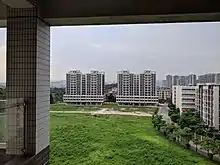 学生公寓及校道一景