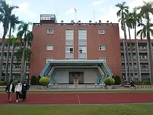 莊敬樓前方為司令台，左側建築為正誼樓，右側為致知樓。