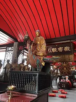 罗汉堂里的孔雀明王像和千手观音像 - 宝光寺, 四川, 中国